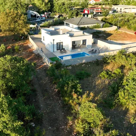 Zara Blu With Pool *