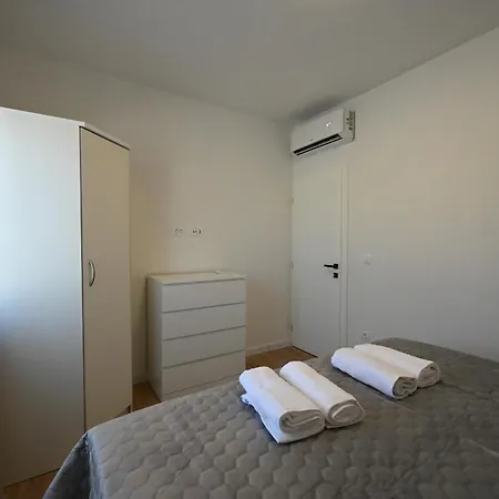 Zara Blu With Pool *