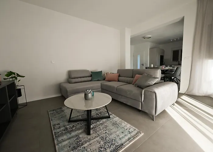 Zara Blu With Pool *