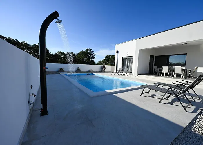 Zara Blu With Pool