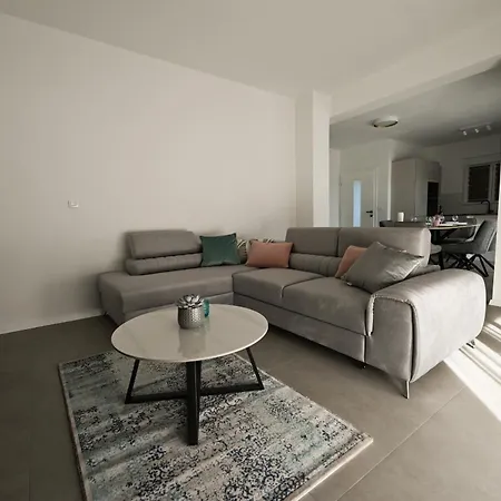 Zara Blu With Pool *