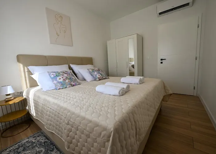 Villa Zara Blu With Pool *